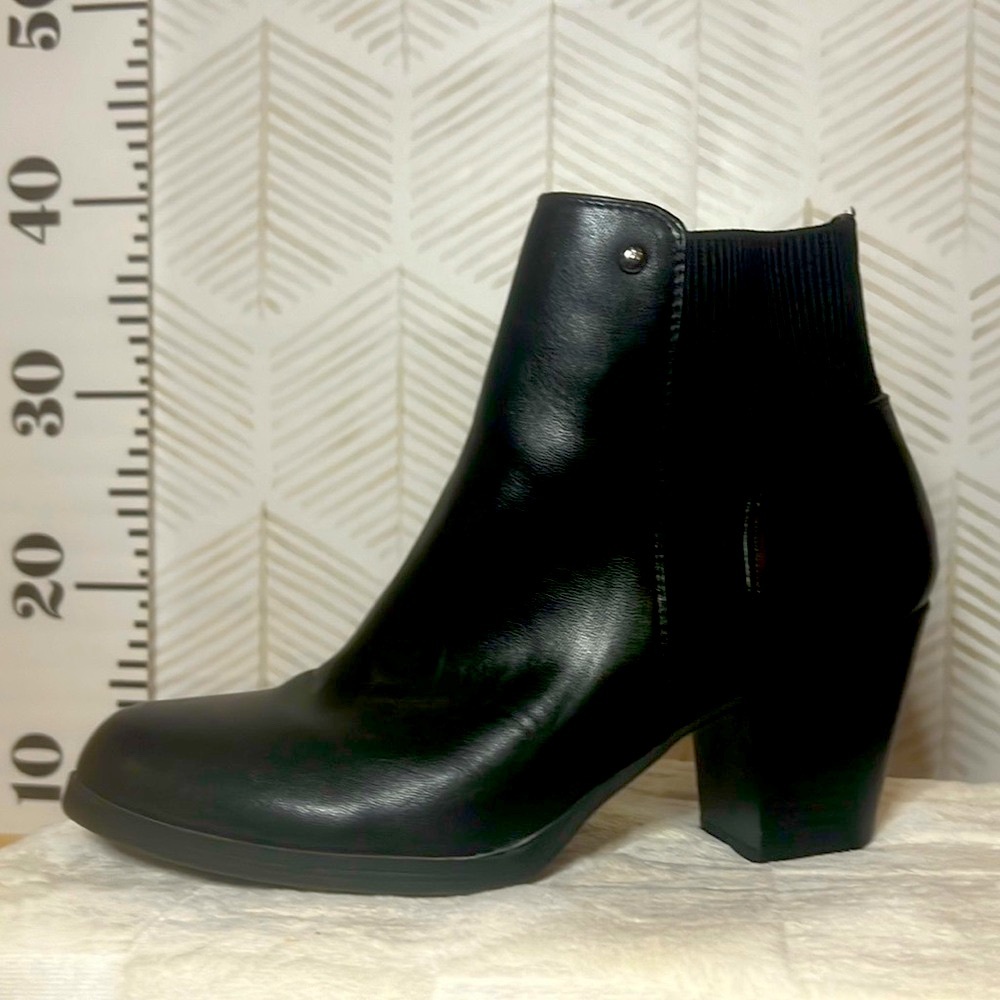 Black Simply Vera size 9 1/2 mini boots with heel